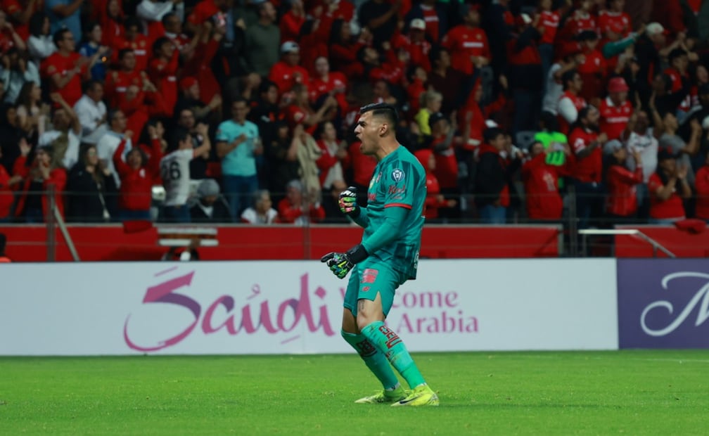 Los jugadores celebran golazo, el tanto que puso la tranquilidad en el "Infierno". Foto Alejandro Vargas / El Universal