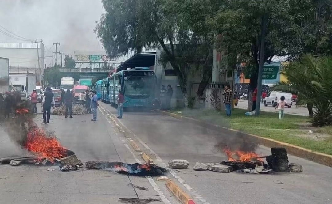 Comerciantes prendieron fuego a llantas sobre la vialidad como medida de presión contra el gobierno municipal de Tultitlán. Foto Especial