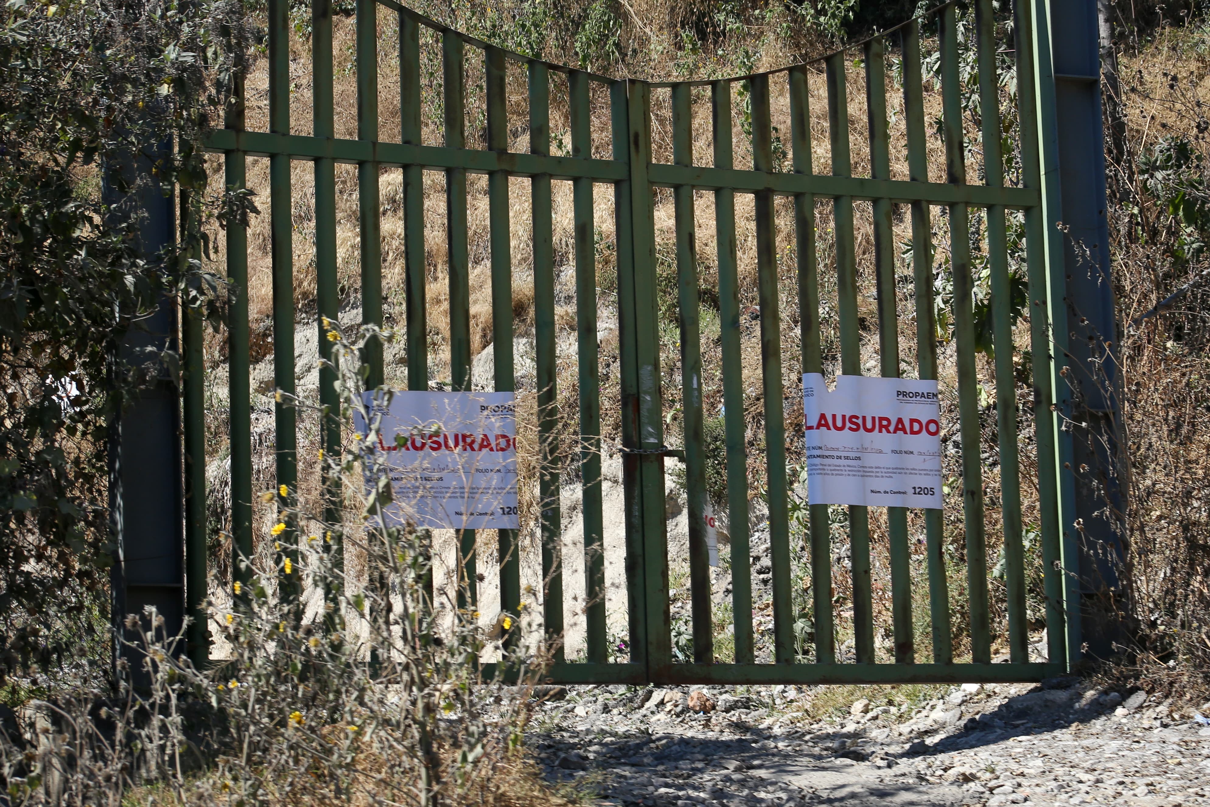 El lugar lleva cerrado casi año y medio; sin embargo, la basura permanece en el sitio. Foto Luis Camacho