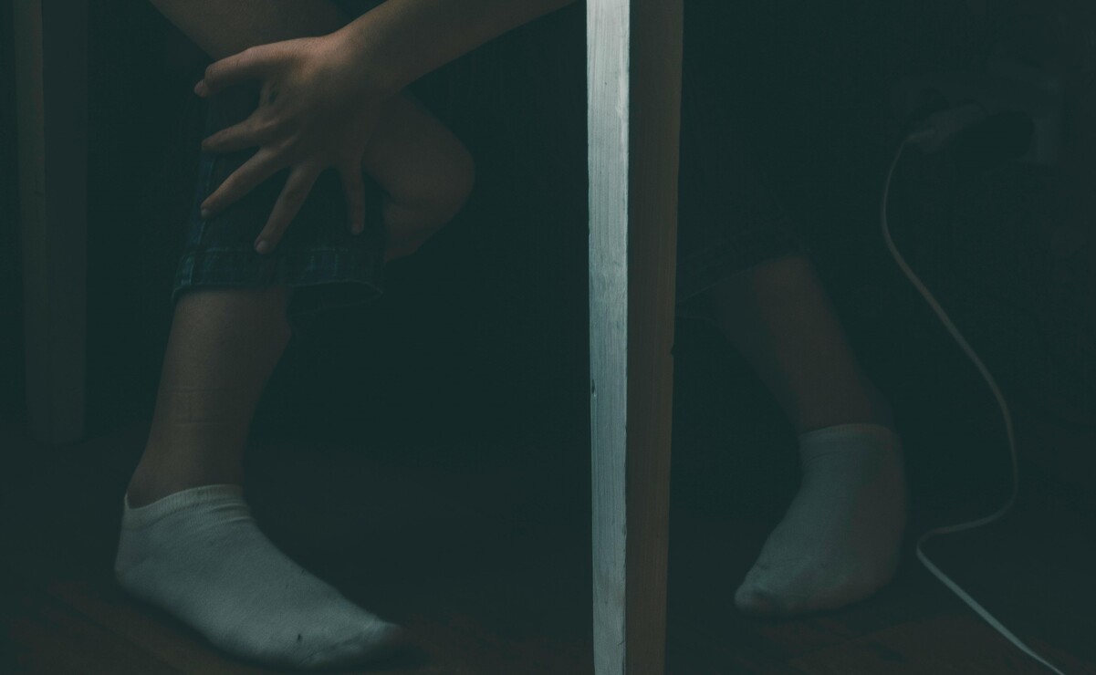 Puedes meterte debajo de la mesa para a traer una pareja estable. Foto: Especial