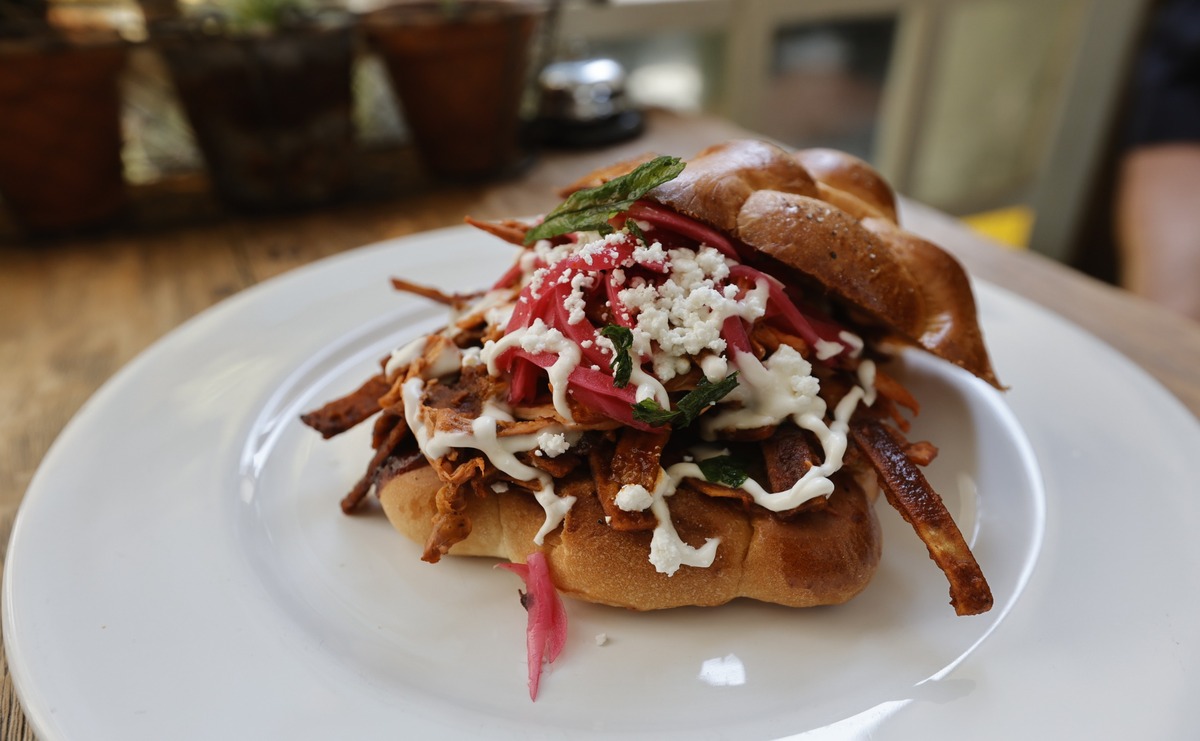 La “Chilaquihojaldra” es innovar, ofrecer “algo diferente que el cliente no encuentre en otro lado, en Petra Fonda constantemente estamos sacando nuevas cosas”. Foto: Jorge Alvarado