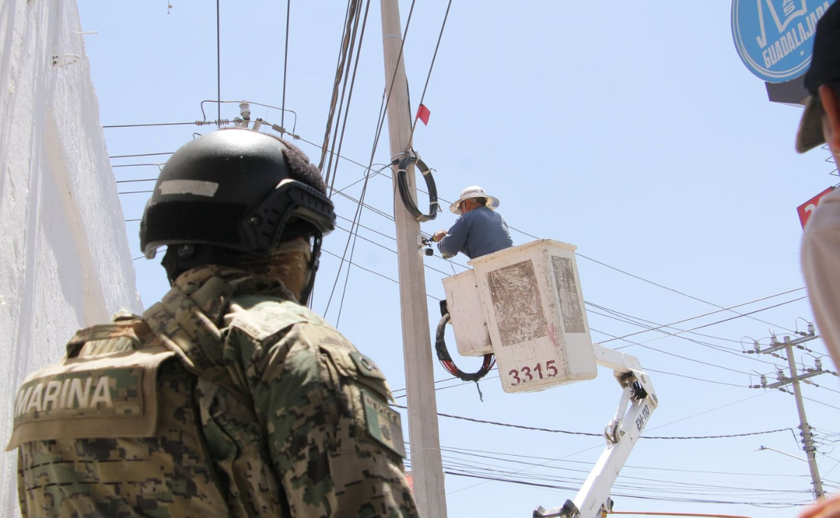 Autoridades de los tres niveles de gobierno durante uno de los operativos de retiro de cámaras ilegales en Ecatepec. Foto. Especial