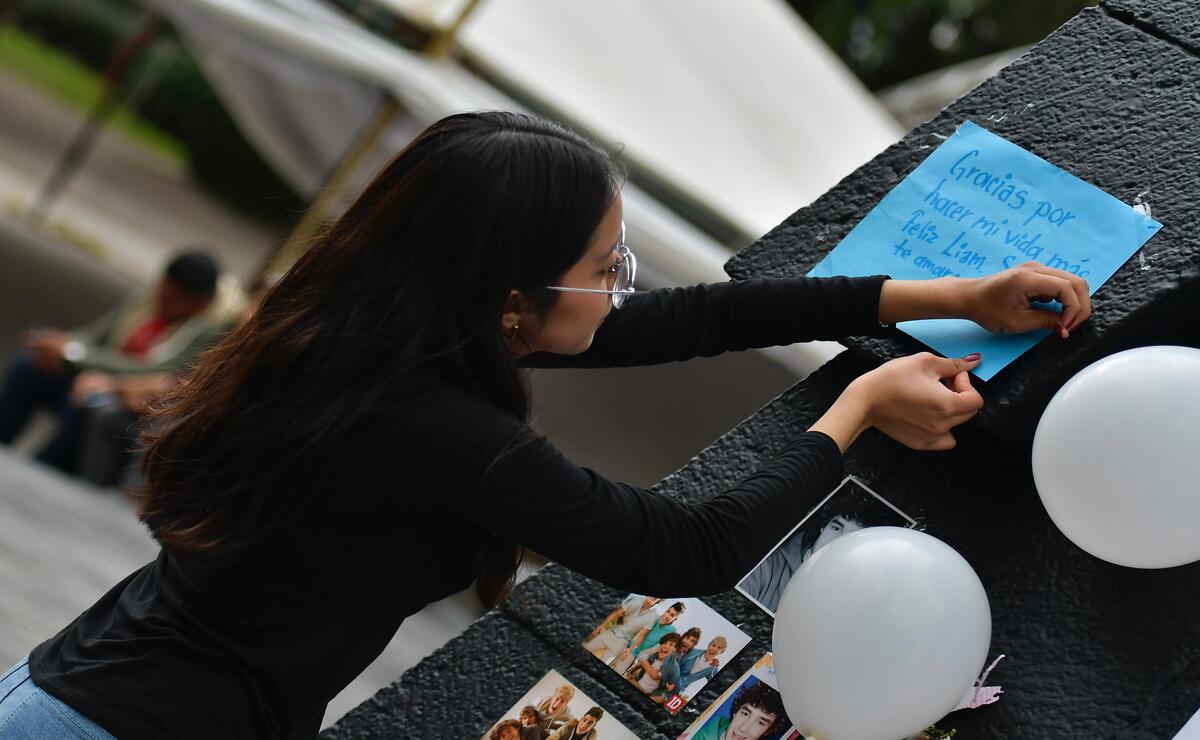 Fans de Liam Payne llenan el monumento a Cuauhtémoc con frases para su ídolo Foto: Arturo Hernández