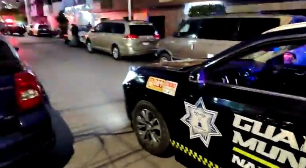 Elementos de la Guardia Nacional y la policía municipal resguardaron la calle Miguel Velázquez Mancilla tras el reporte de detonaciones. Foto Especial