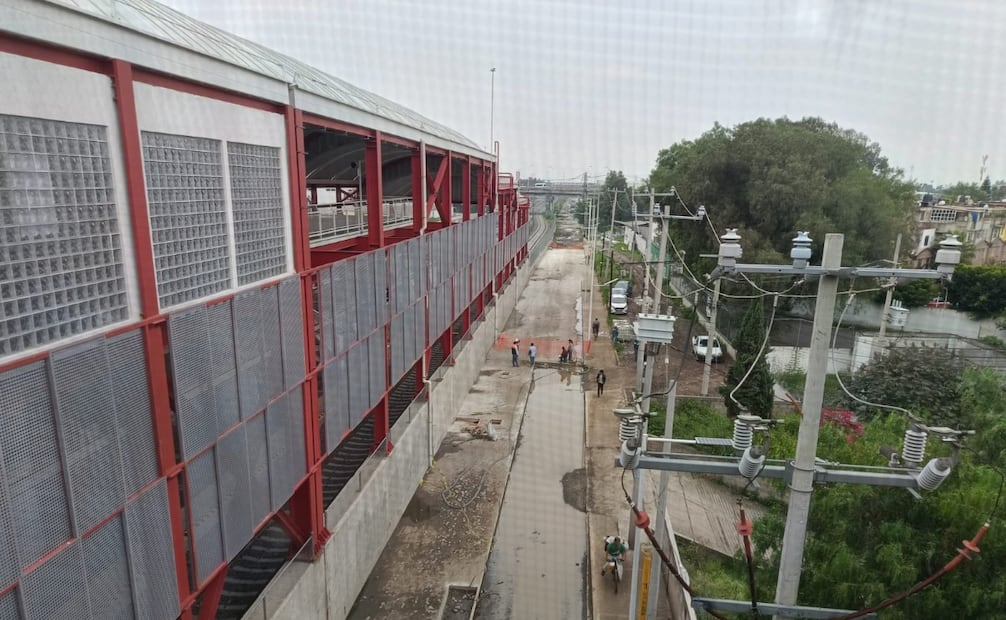 Cierran tramo en Tultitlán tras inundación y muerte de 6 pasajeros en una combi. Vecinos exigen soluciones por obras inconclusas. Foto Gisela González / El Universal
