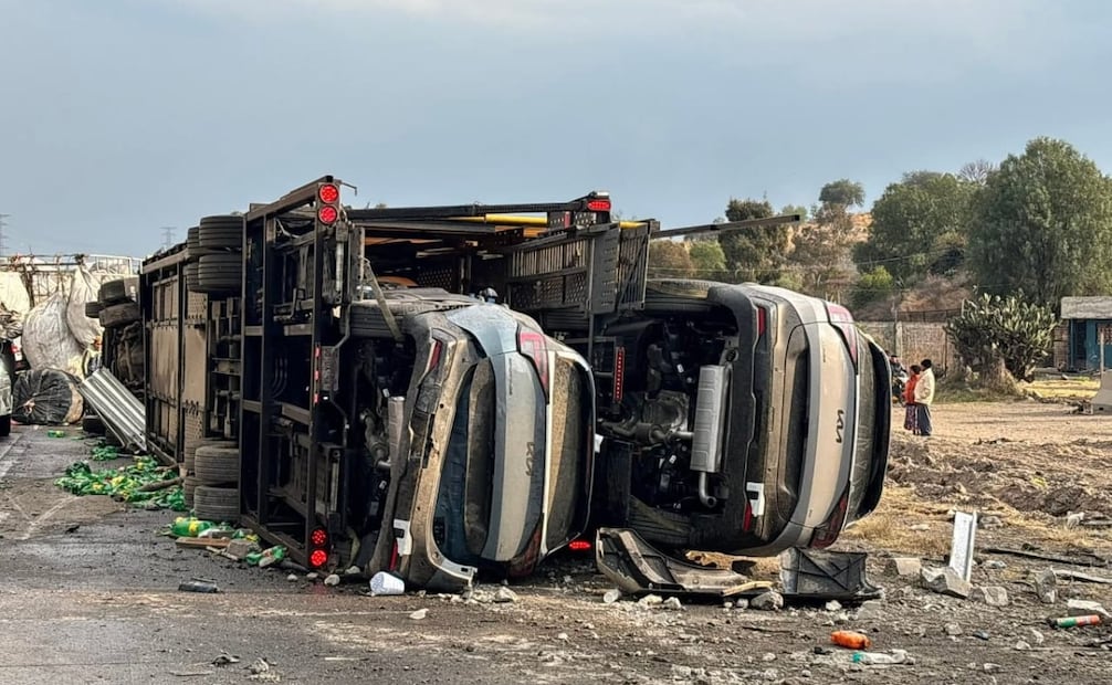 Largas filas de vehículos se registran con dirección a la Ciudad de México mientras se realizan las maniobras de retiro de las unidades. Foto Especial