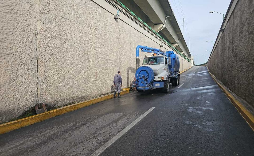 Trabajadores del Organismo Agua y Saneamiento de Toluca realizaron  labores de limpieza en el bajo puente ubicado en Las Torres y Jesús Carranza / Foto Especial