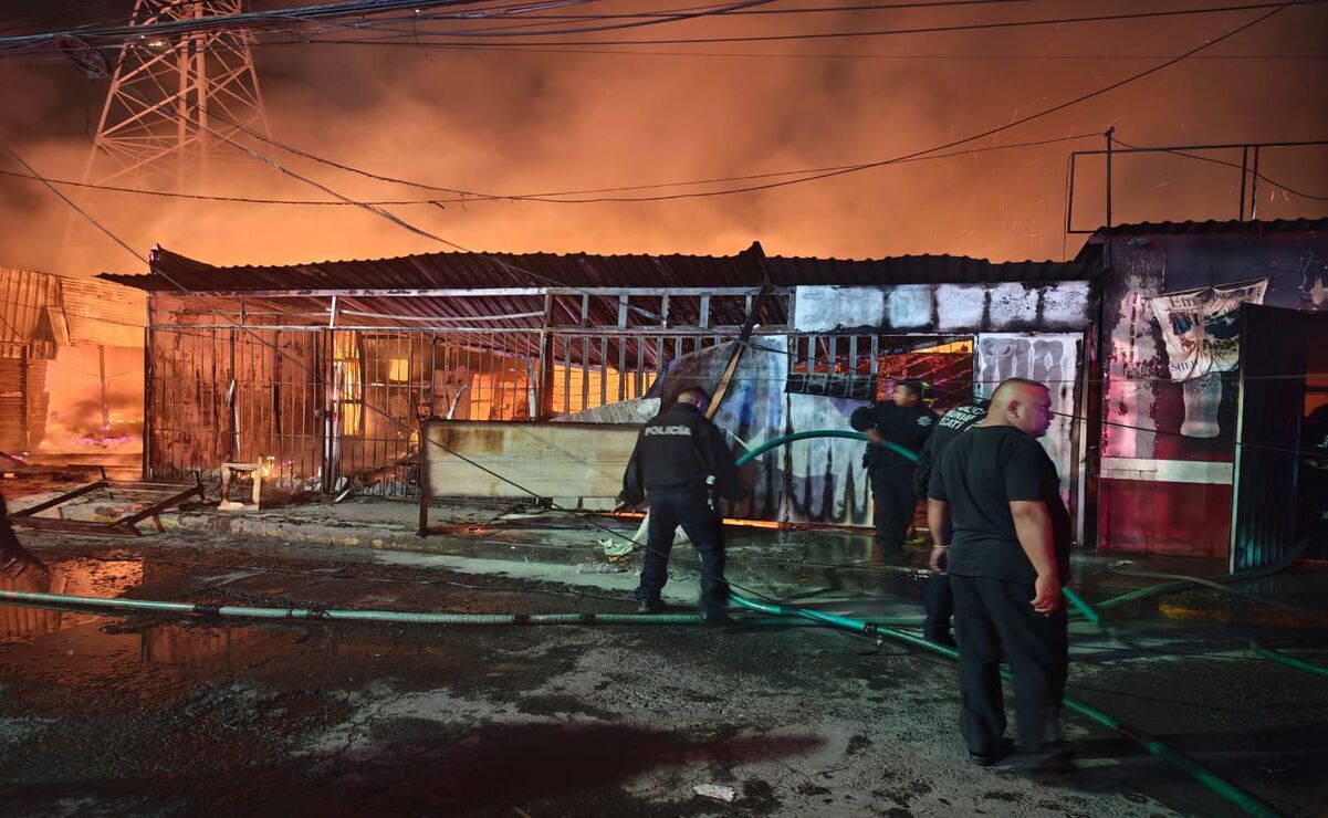Elementos de Bomberos y Protección Civil Municipal llegaron al sitio para sofocar el incendio. Foto: Especial