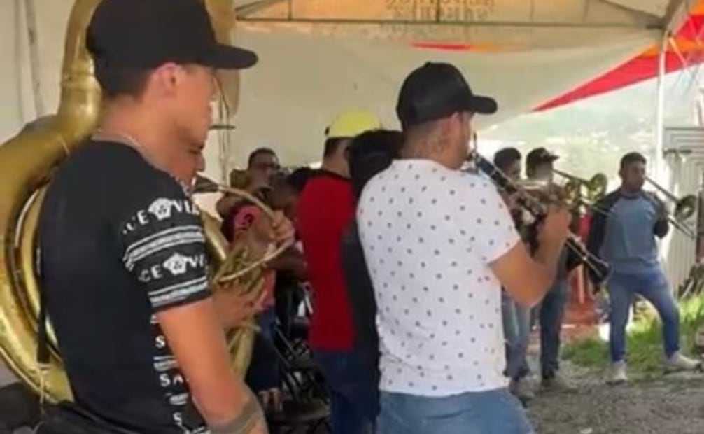 Integrantes de banda musical interpretando las canciones favoritas de Aleyda durante el homenaje de despedida. Foto Especial