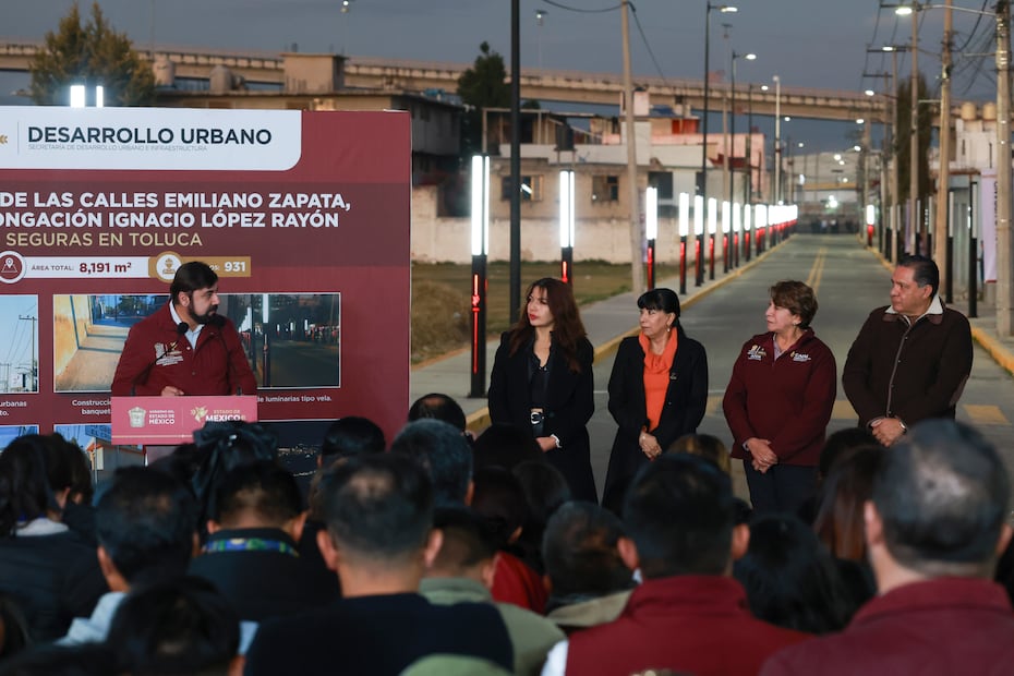 Funcionarias estatales y municipales recorren las banquetas rehabilitadas para garantizar espacios libres de obstáculos y riesgos. Foto Alejandro Vargas / El Universal Edomex