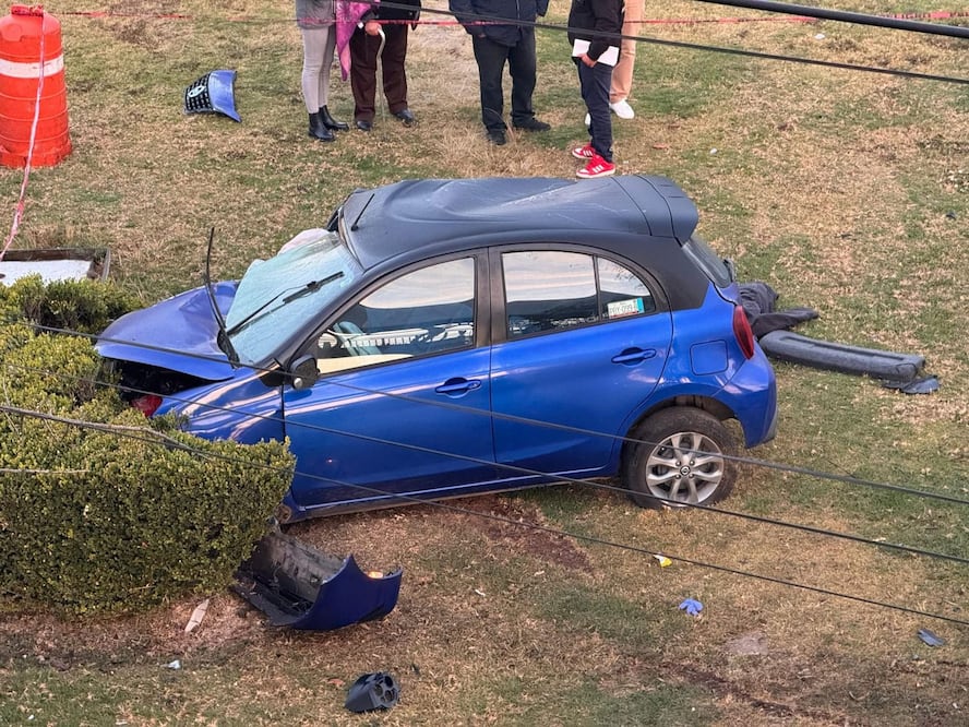 El vehículo quedó destrozado tras colisionar de frente contra un árbol mientras circulaba en dirección a Toluca. Foto Especial