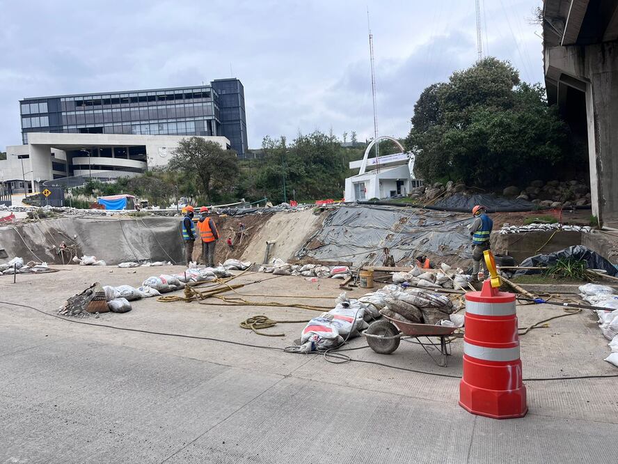 El socavón en Huixquilucan está frente a las instalaciones de una escuela de nivel universitario privada. Foto Arturo Contreras