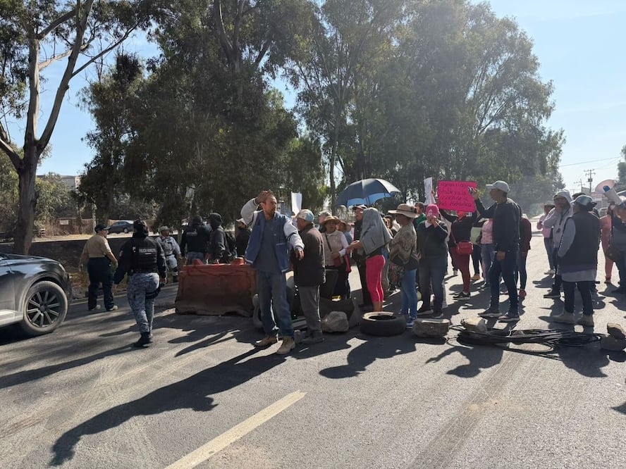 Registran largas filas de unidades automotoras esperando para poder avanzar sobre la carretera Lechería-Texcoco. Foto: especial