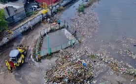 Retiran hasta 100 toneladas de basura de la presa El Ángulo para prevenir inundaciones en Edomex
