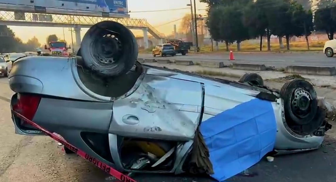 Posteriormente un automóvil cuyo conductor circulaba a exceso de velocidad no se percató de la motocicleta y el conductor, lo que provocó que los impactara, tras el choque el vehículo terminó volcado y su conductor también falleció. Foto: especial
