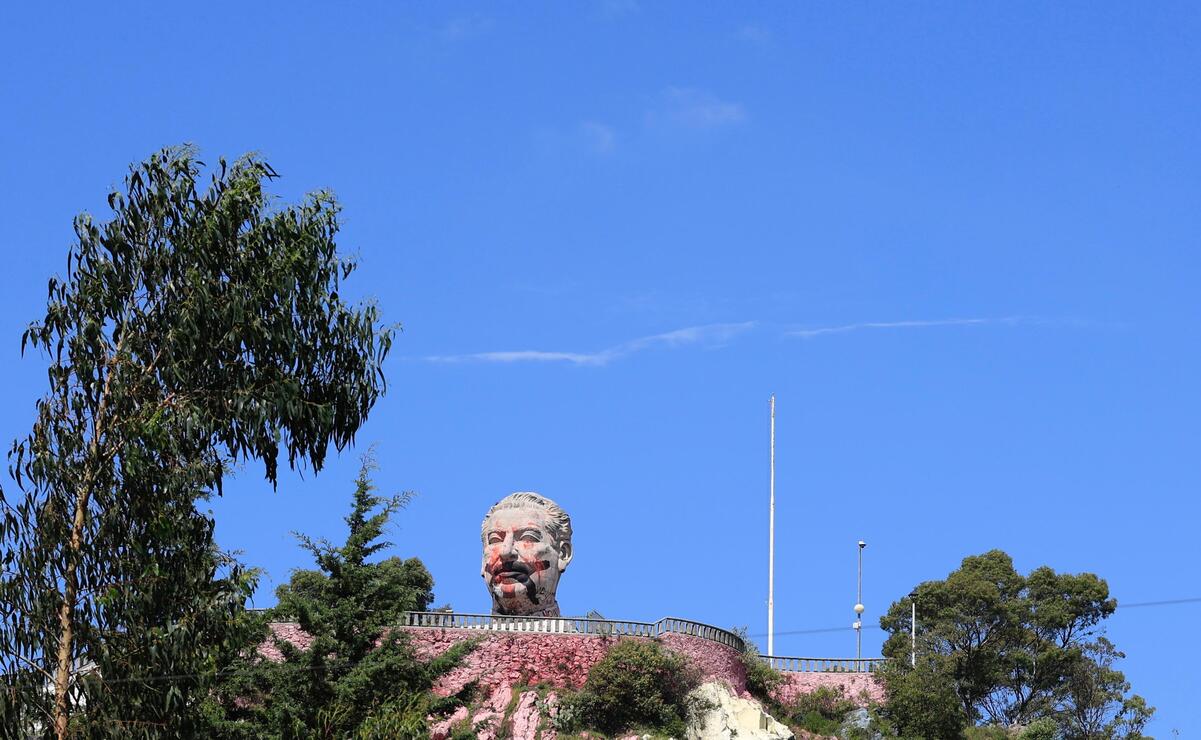 Con la ayuda de varias herramientas que parecen ser mazos, un grupo de personas golpean el monumento / Foto Arturo Hernández