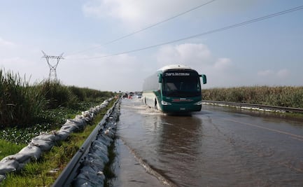 Persisten inundaciones en la autopista Lerma-Tenango; circulación afectada por tercer día