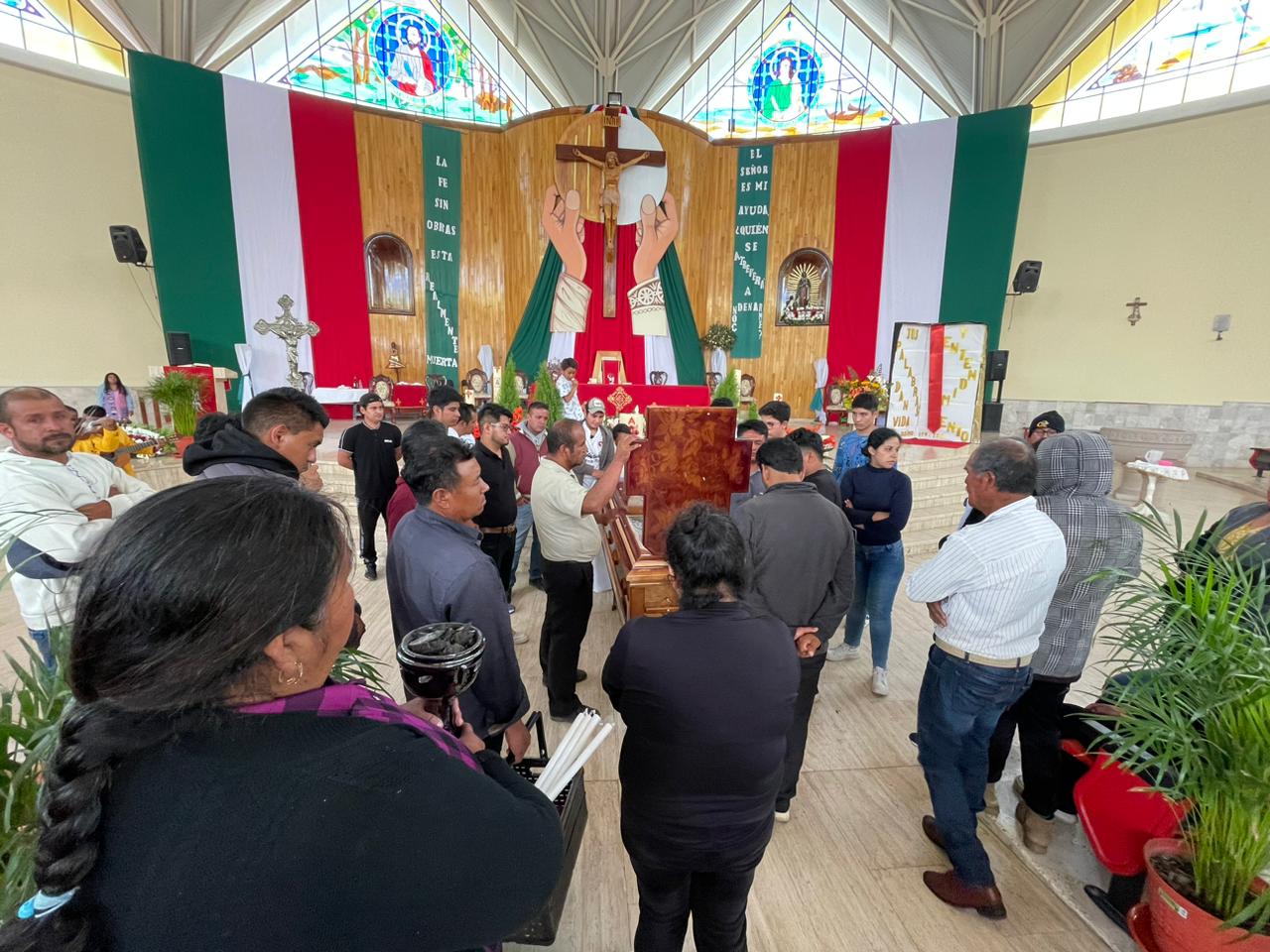 Amigos y familiares cerraron sus negocios para despedir a Don Gonzalo Foto: Michelle Sánchez