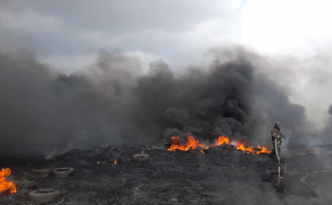 Héroes sin capa: Bomberos sofocan un incendio de grandes proporciones. Foto: Especial