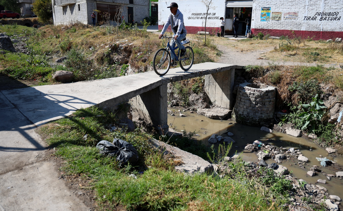 El deterioro de este puente en Ecatepec pone en riesgo la vida de quienes lo cruzan a diario. Foto: Luis Camacho