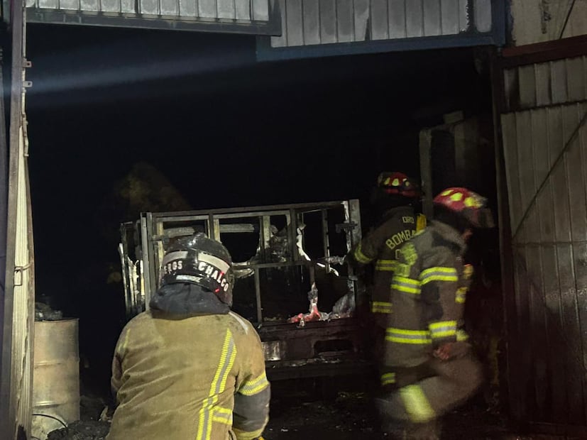 Autoridades mantienen supervisión del inmueble para descartar riesgos y determinar el origen del incendio. Foto Especial