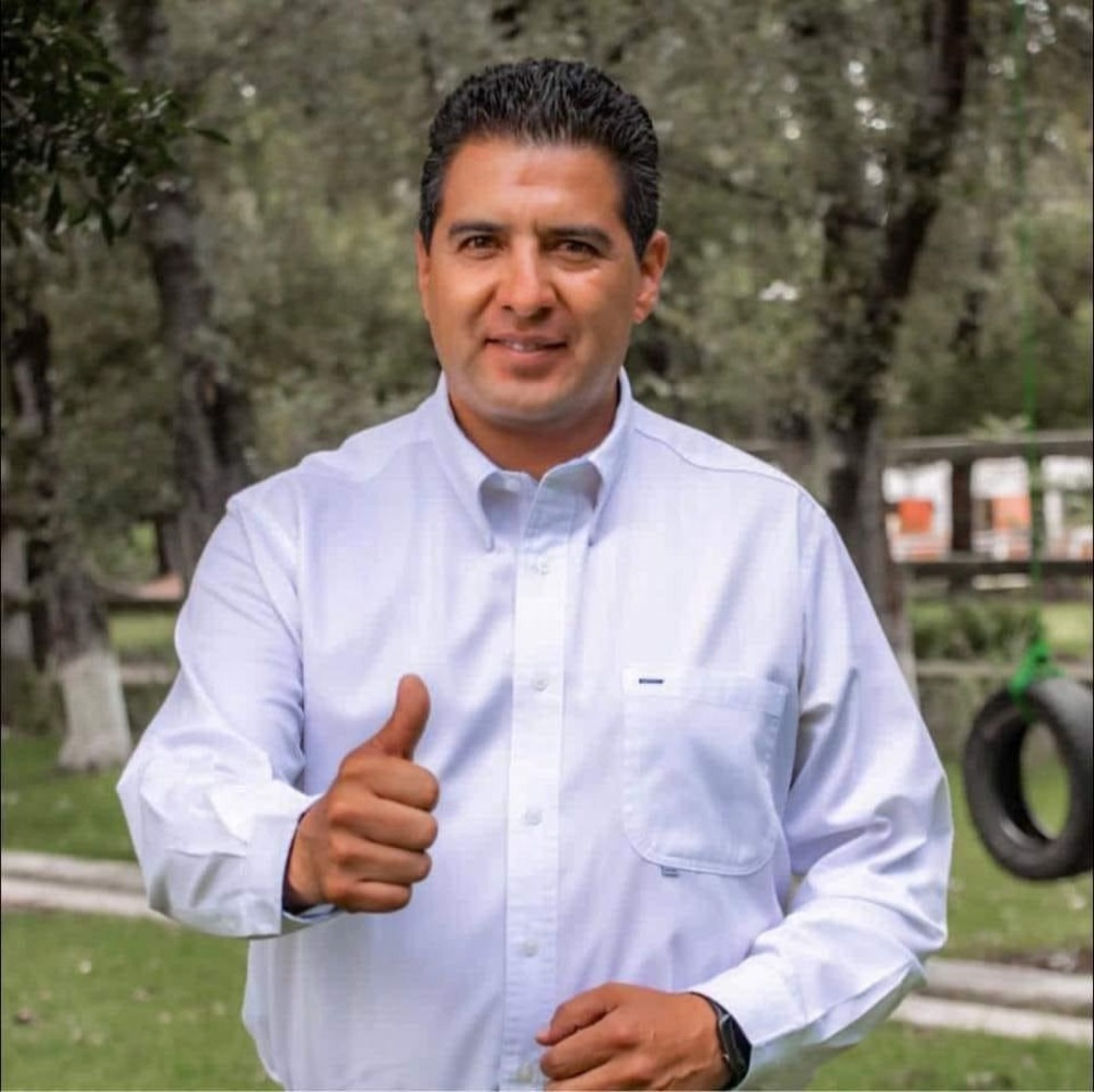 Abuzeid Lozano, alcalde de Ixtlahuaca, quien anuncia con mucho orgullo a los comediantes