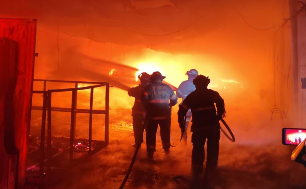 Bomberos de Ecatepec combaten un voraz incendio en una bodega de hule espuma. Foto: Especial