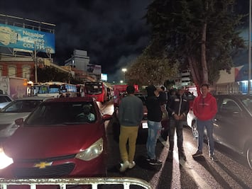 Comerciantes bloquean Paseo Tollocan por la detención de 40 personas