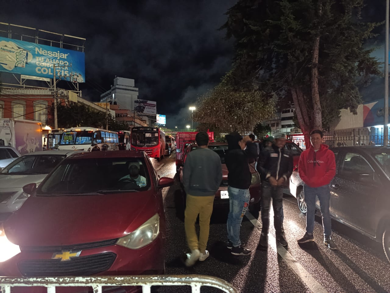 Bloqueo en las inmediaciones de la Terminal de Toluca. Foto Especial