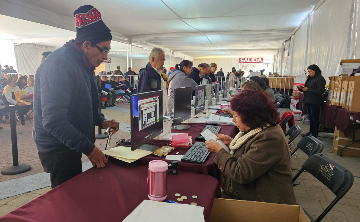 Trabajadores municipales brindan atención personalizada a los contribuyentes que acuden a realizar sus pagos y aprovechar los descuentos del programa. Foto: Especial