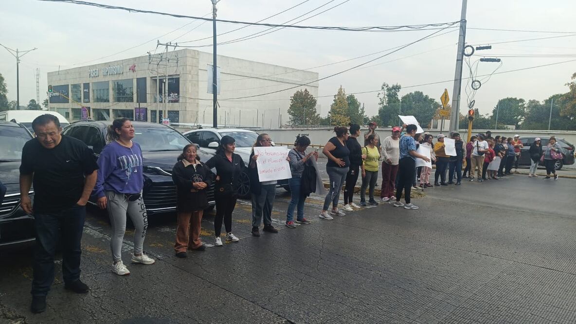 Desde hace 8 días, los habitantes de la colonia Independencia en Naucalpan no cuentan con el servicio de agua. Foto Especial