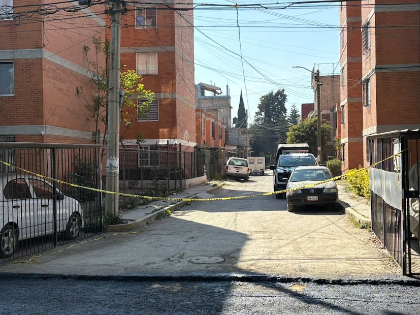 La calle Orano Poniente en la colonia San Francisco Cascantitla permanece cerrada por la Guardia Municipal, custodiando la escena del crimen. Foto Arturo Contreras / El Universal