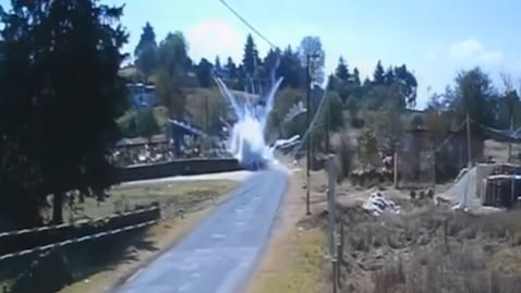 ¡Impactante! Cámara graba explosión de pirotecnia en Jilotepec; motociclista se salva de milagro