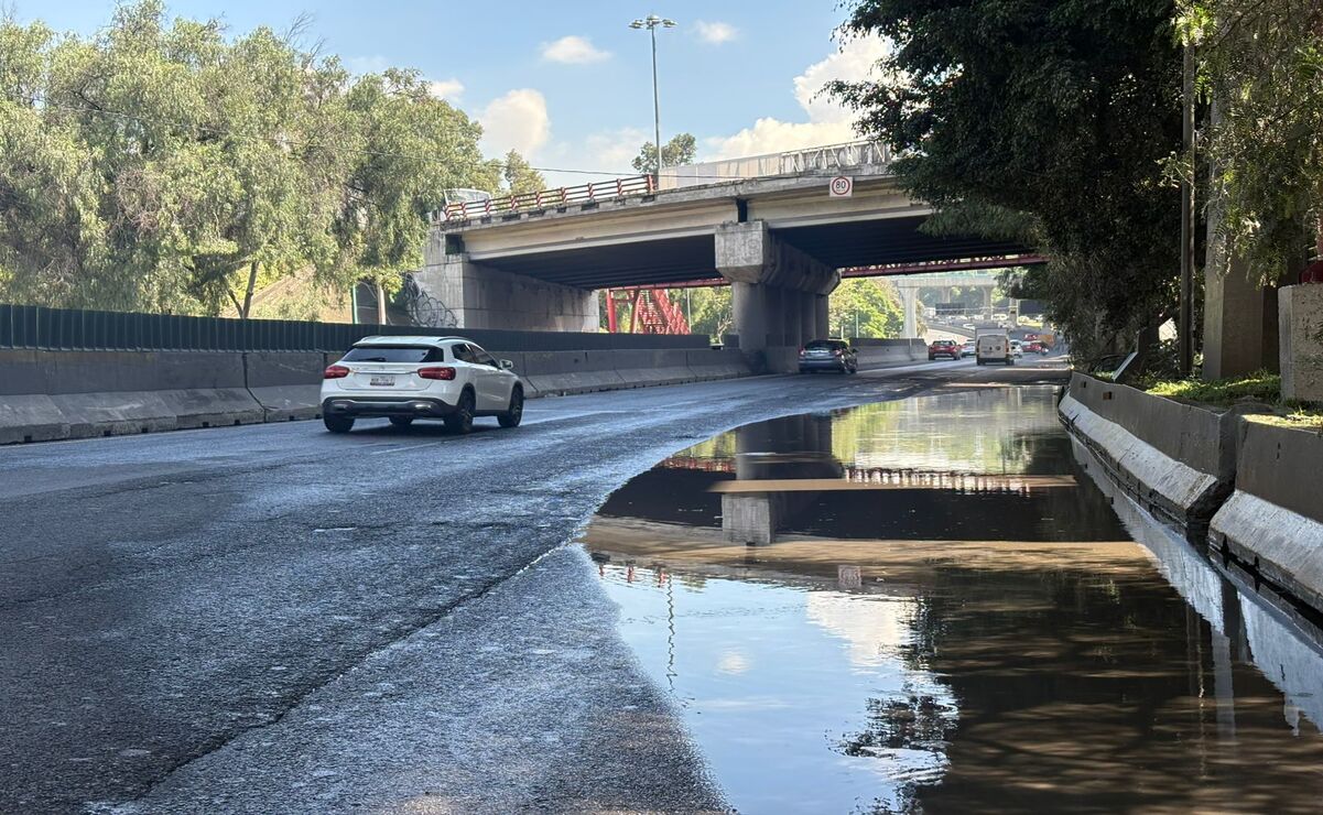 Edomex: Escurrimientos del Viaducto Bicentenario provocan encharcamientos y dañan asfalto de Periférico Norte