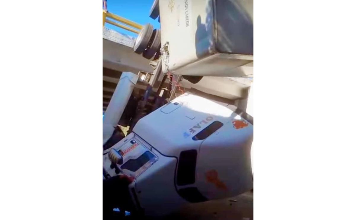 Escena de horror en la autopista: tráiler se desploma de puente, pero conductor se salva / Foto: Especial