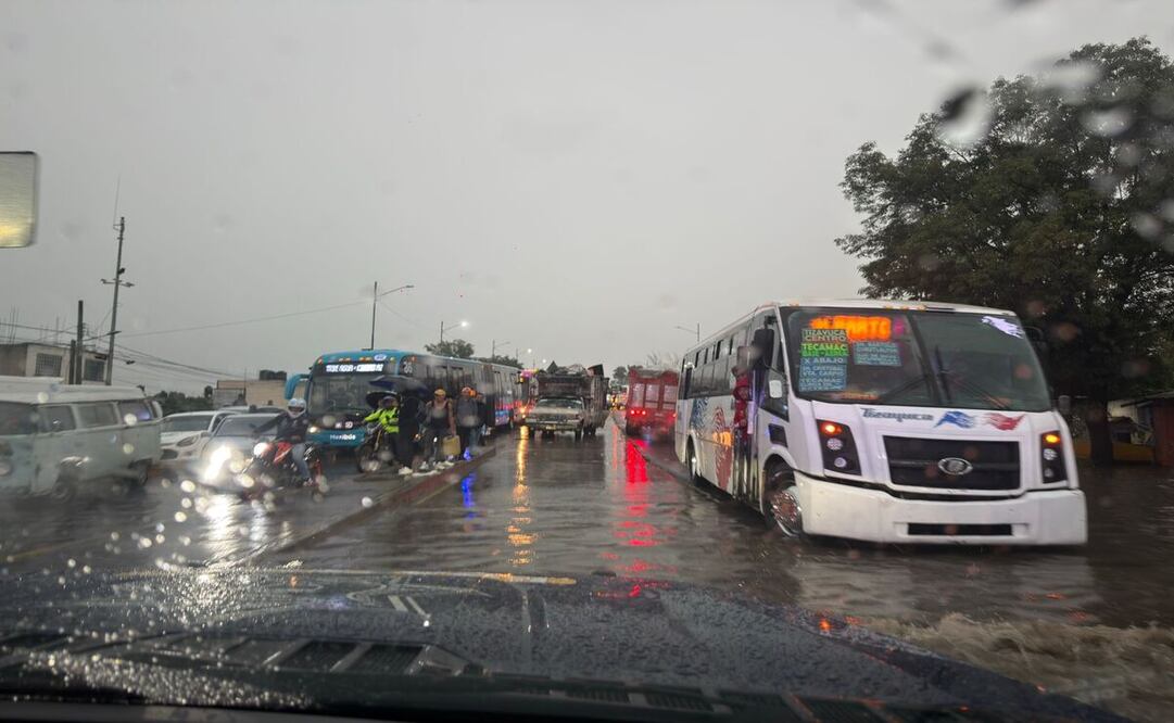 Personal de las direcciones de Sapase, Protección Civil y Bomberos, Obras Públicas, Servicios Públicos y Seguridad Pública y Tránsito, desplegó varias cuadrillas / Foto: Especial