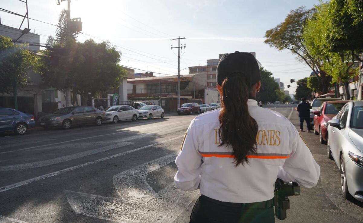Las faltas más comunes por parte de los conductores son estacionarse en doble fila y en lugares en donde existen señalamiento restrictivo. Foto: Especial