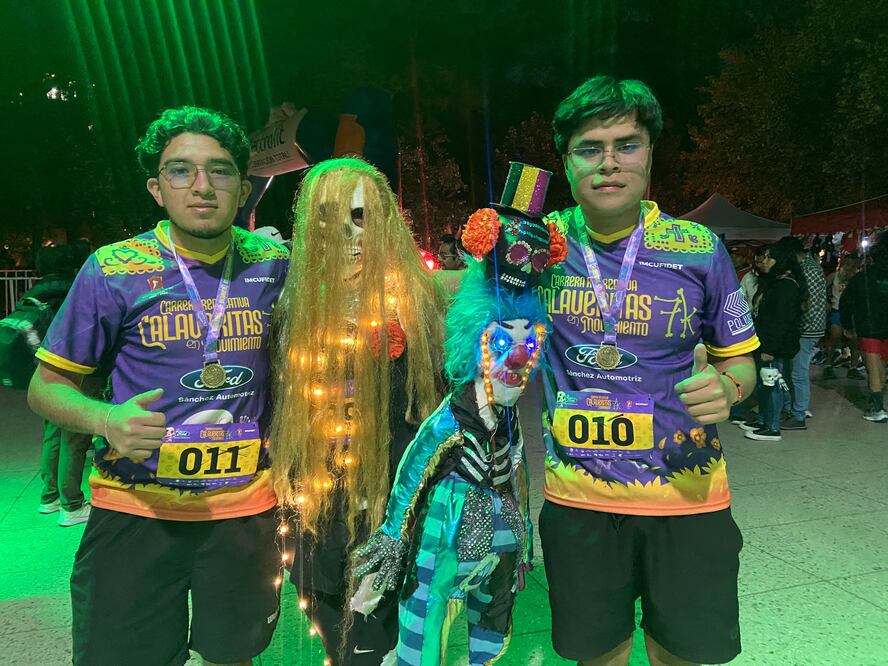 Los corredores participaron en una rutina de calentamiento que incluyó música y baile. Foto Hanna Santillán