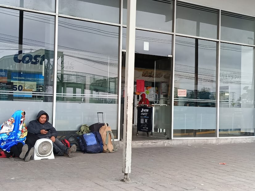 Pasajeros esperan con su equipaje en los andenes de Tepotzotlán tras el anuncio oficial de la suspensión de rutas. Foto Especial
