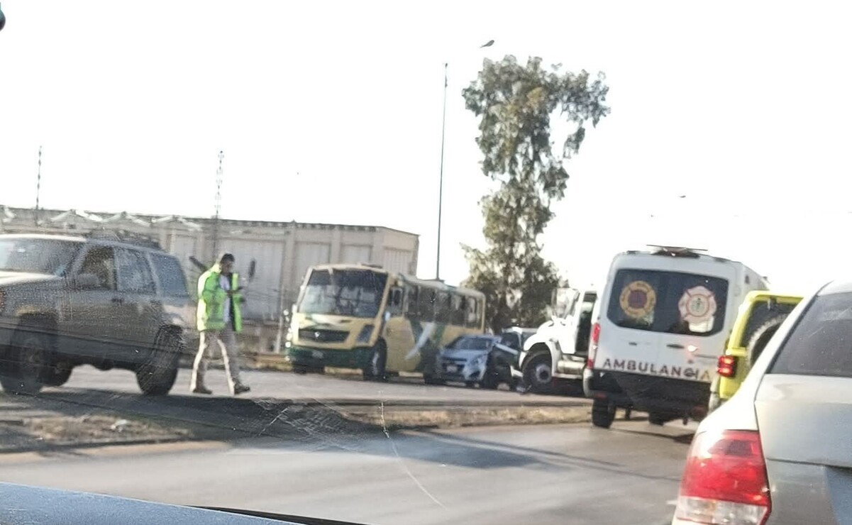Una camioneta y un camión de carga se impactaron de frente, a la altura de la colonia San Rafael.  Foto: Especial