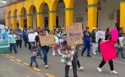 Personal del IMSS en Texcoco marcha y rechaza oferta salarial de cara a consulta nacional