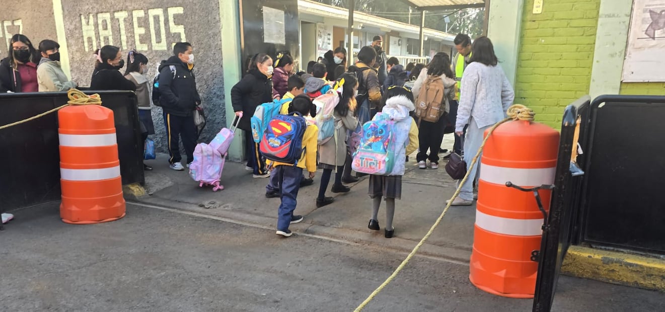 Al acudir a la Escuela Primaria “Adolfo López Mateos”, en la colonia Casa Blanca, Metepec se constató que alrededor del 30 por ciento de los alumnos asistieron este 9 de febrero con cubrebocas y como filtro sanitario. Foto: especial