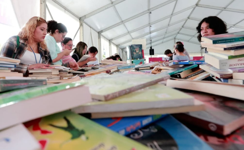 Jóvenes y familias se dan cita en la Feria del Libro, donde se regalarán 5,000 ejemplares para fomentar la lectura y la crítica social. Foto Especial