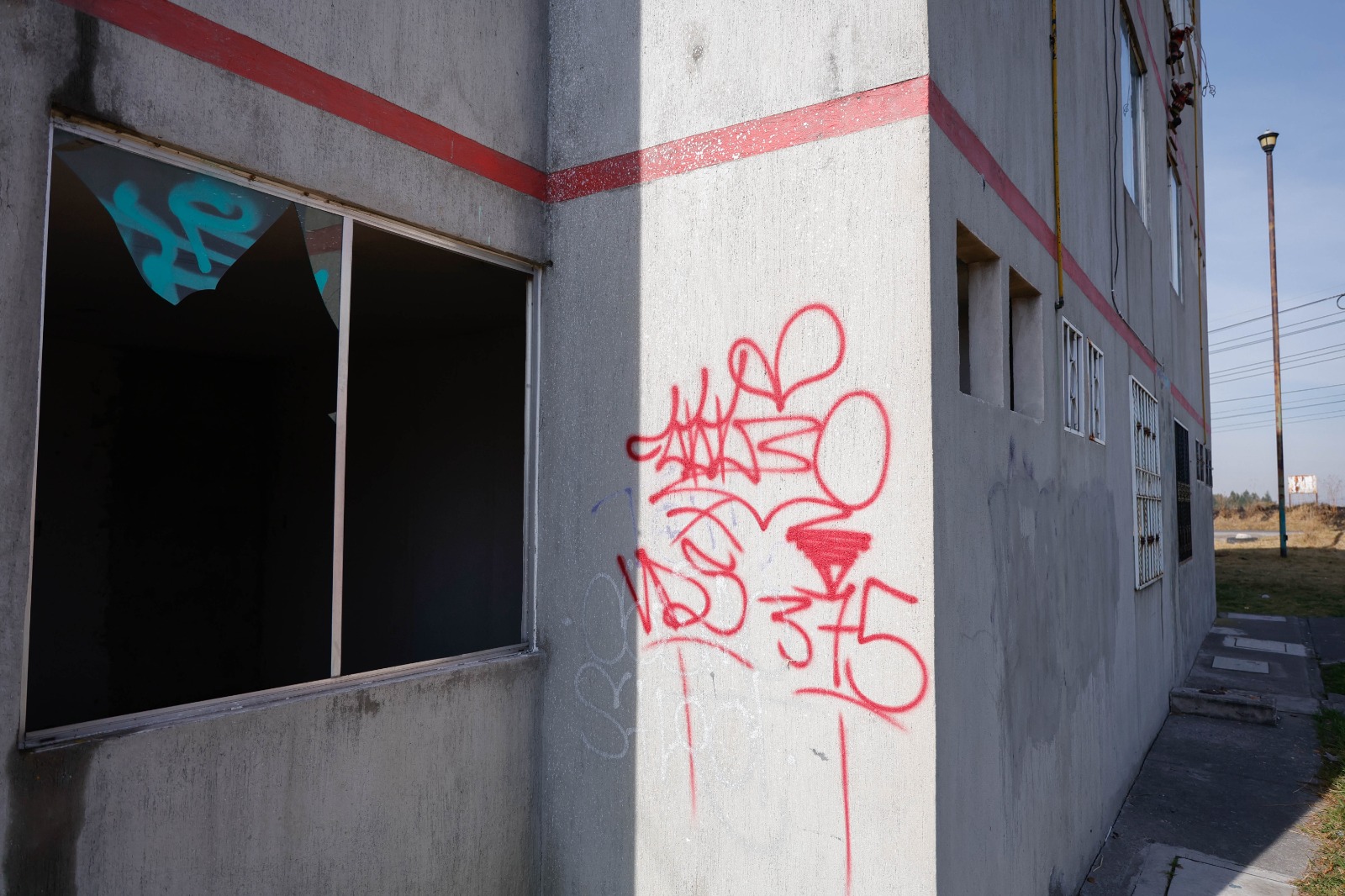 Algunos inmuebles lucen abandonados y grafiteados. Foto Arturo Hernández
