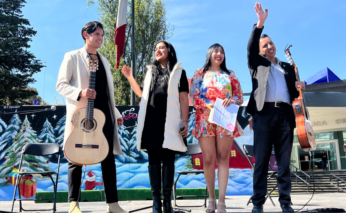 El grupo Cantó y Luna deleitando al público con canciones mexicanas tradicionales / Foto: Alejandra Santillán