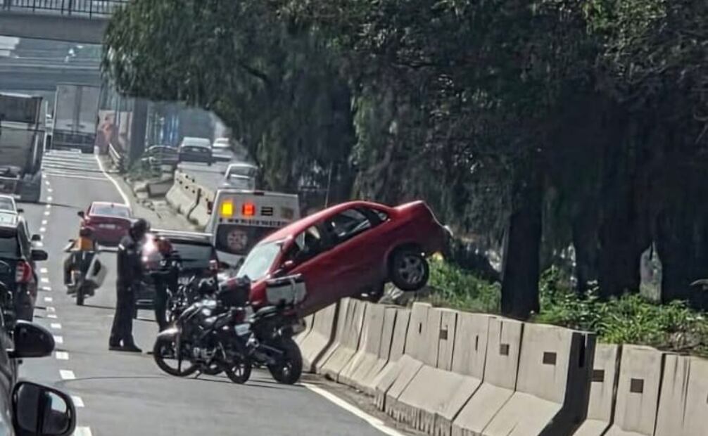 El accidente ocurrió a la altura de Cuautitlán Izcalli, justo frente a una agencia de vehículos Chevrolet. Foto Especial