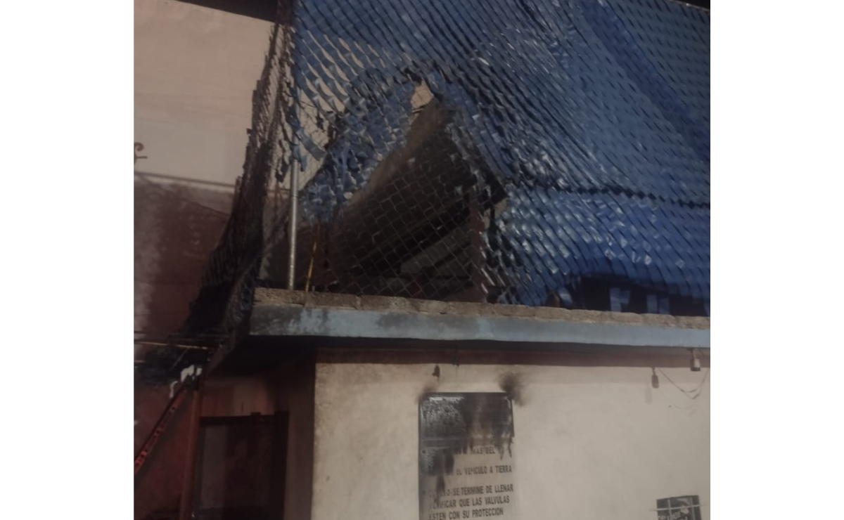El peligro acecha: Una pipa de gas LP en llamas durante el incidente en Ecatepec. Foto: Especial