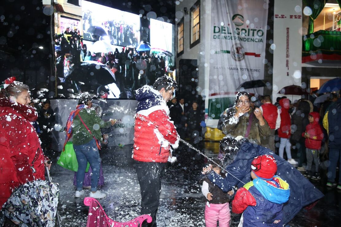 El Gobierno municipal de Toluca prohibió la venta y uso de espumas, durante las festividades patrias del 15 y 16 de septiembre, debido a que en años anteriores generó incidentes y alteraciones del orden público.