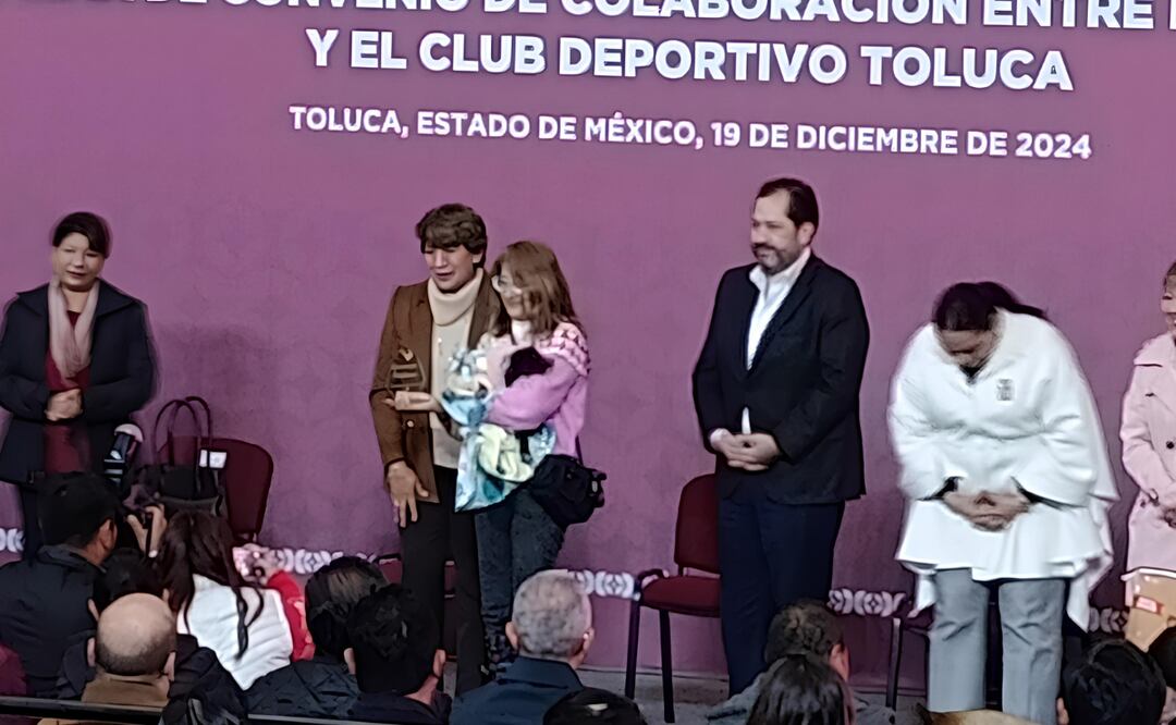 Gobernadora Delfina Gómez y el Club Toluca unidos por una noble causa: ¡Adopta un amigo peludo! Foto: Macrina Vázquez