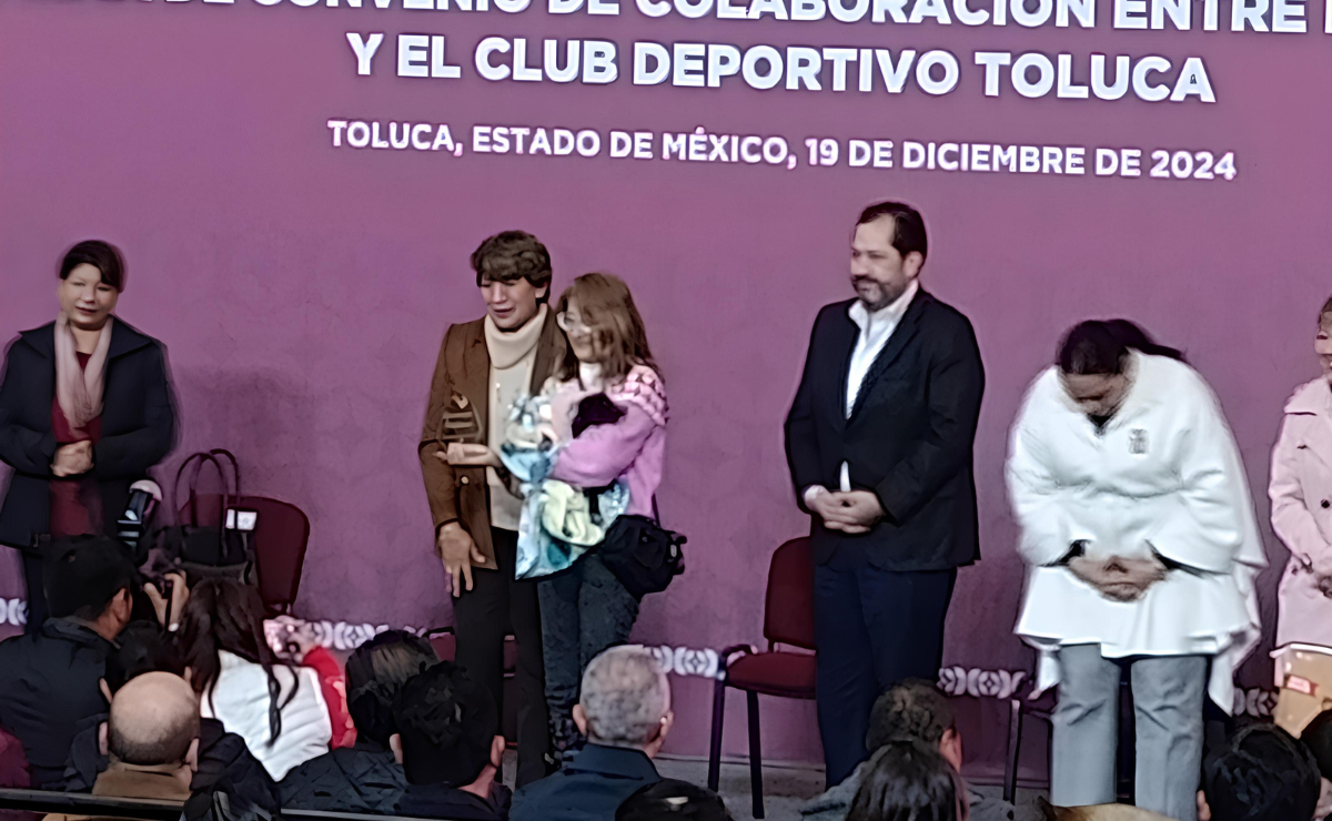 Gobernadora Delfina Gómez y el Club Toluca unidos por una noble causa: ¡Adopta un amigo peludo! Foto: Macrina Vázquez